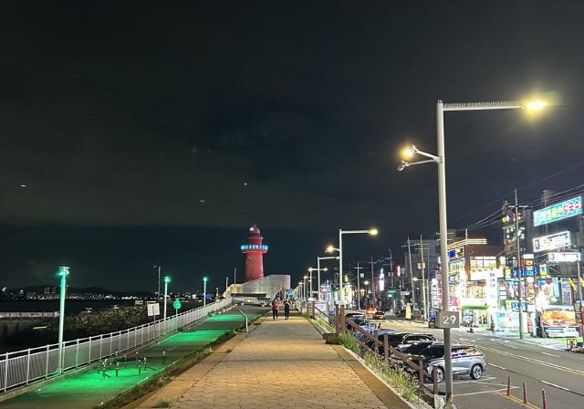 NSP통신-시흥시 가로등이 고효율 LED 조명으로 교체 완료된 모습. (사진 = 시흥시)