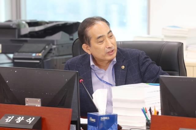 NSP통신-김창식 경기도의원이 10일 열린 예산결산특별위원회에서 발언하고 있는 모습. (사진 = 경기도의회)