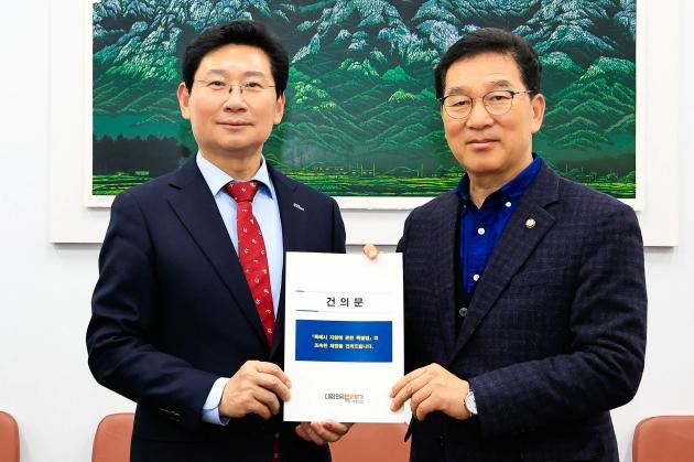 NSP통신-이상일 용인특례시장(왼쪽)이 신정훈 국회 행정안전위원회 위원장에 특례시장협의회 공동명의로 작성된 특례시 지원에 관한 특별법 제정 촉구 건의문을 전달하고 있다. (사진 = 용인특례시)