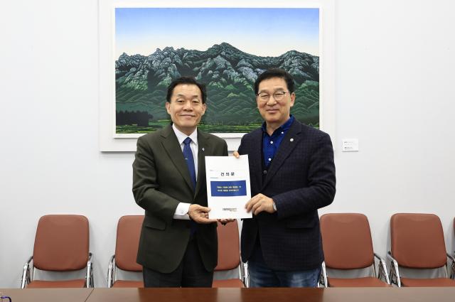 NSP통신-10일 이재준 수원시장(왼쪽)이 신정훈 국회 행정안전위원장에게 건의문을 전달하고 있다. (사진 = 수원시)