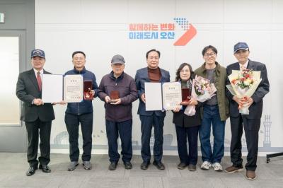 [NSP NEWS Image]오산시, 6.25참전유공자 유가족에 ‘화랑무공훈장’ 전수