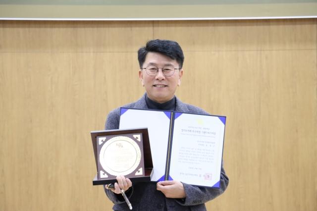 NSP통신-10일 대회의실에서 열린 2025년 우수 의정·행정대상 시상식에서 경기도일간기자단 선정 우수의정 대상에 선정된 윤성근 경기도의회 안전행정위원회 부위원장이 수상 기념촬영을 하고 있다. (사진 = 경기도의회)