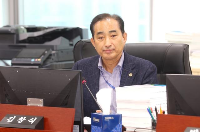 NSP통신-김창식 경기도의원이 10일 열린 예산결산특별위원회에서 건설국·교통국을 대상으로 도민 교통안전 정책을 점검하며 자전거 안전교육·찾아가는 교통안전교육 체험버스·고령 운전자 사고 예방 대책을 논의하고 있다. (사진 = 경기도의회)