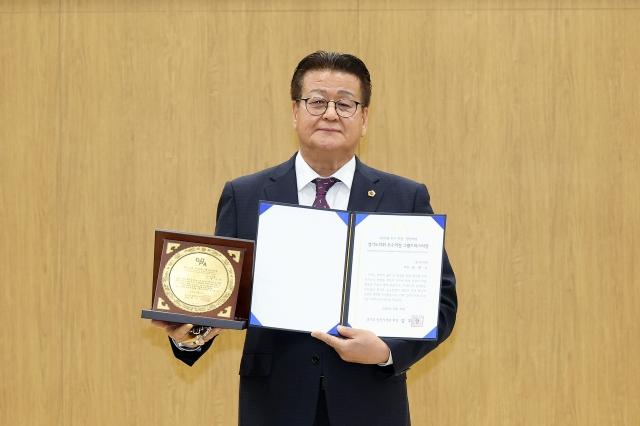 NSP통신-안명규 경기도의원이 10일 경기도의회 대회의실에서 열린 2025 우수 의정·행정대상 시상식에서 우수의정대상을 수상 후 기념촬영을 하고 있다. (사진 = 경기도의회)