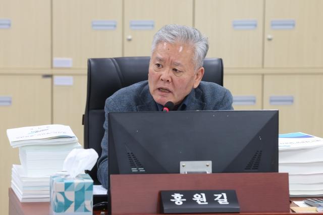 NSP통신-홍원길 경기도의원이 10일 열린 제387회 정례회 제3차 예산결산특별위원회 보건복지위·농정해양위·건설교통위 소관 예산을 심사하며 분야별 핵심 현안과 예산의 적정성에 대해 질의하고 있다. (사진 = 경기도의회)