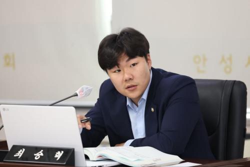 NSP통신-안성시의회 정례회 예산결산특별위원회서 질의하는 최승혁 안성시의원. (사진 = 최승혁 의원실)