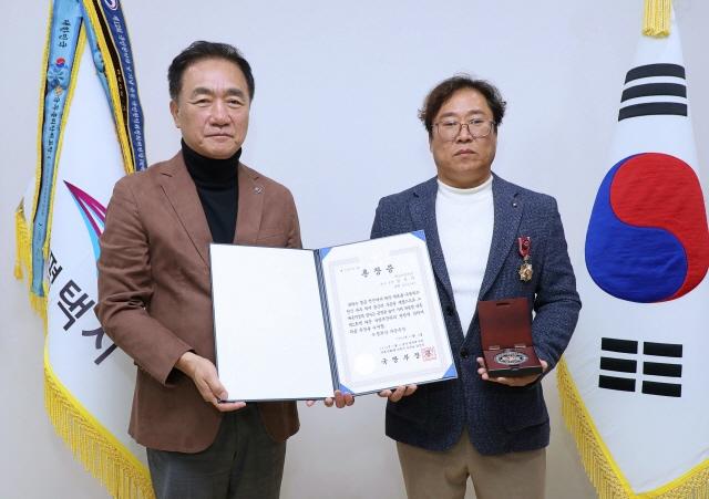 NSP통신-10일 평택시가 국방부에서 추진하는 6·25전쟁 무공훈장 주인공 찾기 캠페인의 하나로 무공훈장 故 김준기 님의 손자에게 국방부장관을 대신해 훈장을 전수했다. (사진 = 평택시)