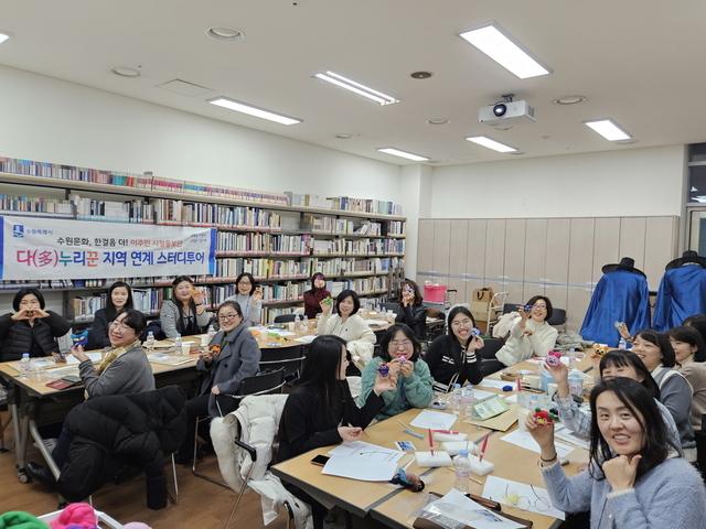 NSP통신-10일 이주민시정홍보단 다누리꾼이 지역연계 스터디투어에 참여한 모습. (사진 = 수원시)