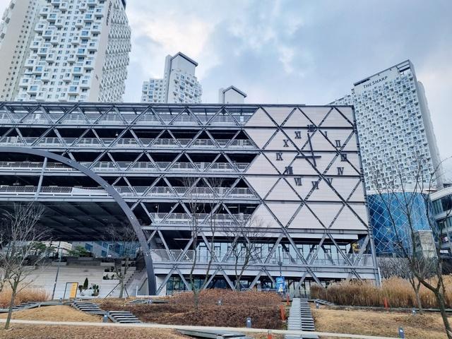 NSP통신-동탄호수공원 주차타워 벽시계(주간) 모습. (사진 = 화성시)