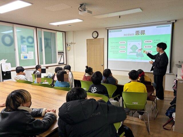 NSP통신-화성도시공사 직원이 지역내 지역안동센터 아동을 대상으로 개인정보 보호 교육을 하는 모습. (사진 = 화성도시공사)