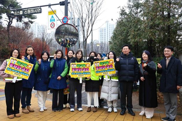 NSP통신-이상일 용인특례시장이 11일 청덕초등학교 교통지도 봉사활동 후 참여자들과 기념촬영을 하고 있다. (사진 = 용인특례시)