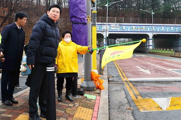 NSP통신-이상일 용인특례시장이 11일 청덕초등학교 현장을 점검하고 학교 관계자와 학부모와 교육환경 개선에 대한 의견을 나눴다. (사진 = 용인특례시)