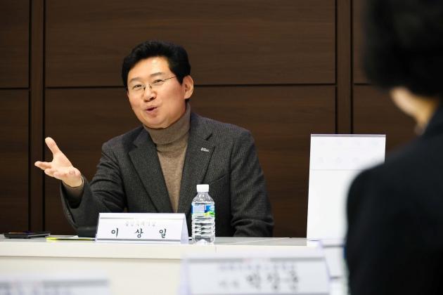 NSP통신-11일 시청 접견실에서 이상일 시장이 우수 기업 선정을 축하하고 있다. (사진 = 용인특례시)