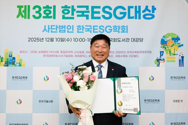 NSP통신-10일 화성시의회 도시건설위원회 오문섭 의원이 한국ESG대상 우수조례부문 최우수상 수상후 기념촬영을 하는 모습. (사진 = 화성시의회)
