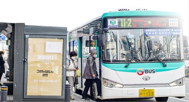 NSP통신-광명시민들이 버스를 이용하는 모습. (사진 = 광명시)