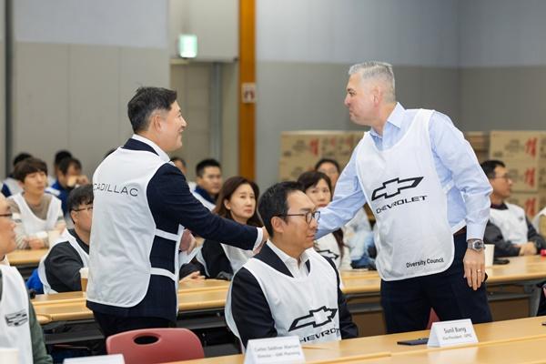 NSP통신-헥터 비자레알 GM 한국사업장 사장(우)과 허우영 GM 한국사업장 협신회 회장(좌) (사진 = 한국지엠)