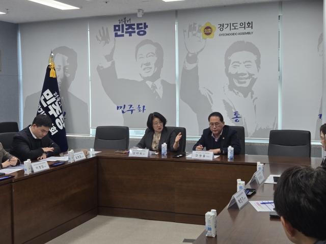 NSP통신-신미숙 경기도의원이 10일 과밀학급 해소 긴급 간담회를 열고 해법 마련을 위해 토론하고 있다. (사진 = 경기도의회)