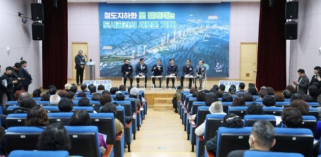 NSP통신-11일 오후 경기도미술관에서 열린 안산선 지하화 통합개발사업 현장 소통 간담회에서 김동연 경기도지사가 주민 소통 간담회를 하고 있다. (사진 = 경기도)