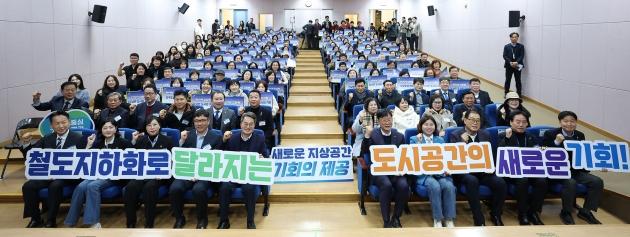 NSP통신-11일 오후 경기도미술관에서 열린 안산선 지하화 통합개발사업 현장 소통 간담회에서 김동연 경기도지사가 참석자들과 기념촬영을 하고있다. (사진 = 경기도)