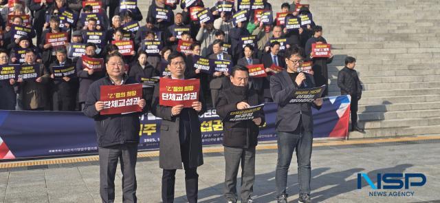 NSP통신-(왼쪽부터) 성명문을 낭독중인 안희철 대한가맹거래사협회 부회장, 김남주 민변 민생경제위원회 위원장, 이계훈 수리·용역수탁사업자협의회 의장, 김진우 전국가맹점주협의회 공동의장의 모습 (사진 = 옥한빈 기자)