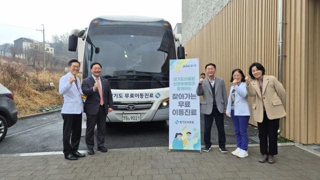 NSP통신-고준호 경기도의원이 11일 광탄면행정복지센터에서 진행된 경기도의료원 무료이동진료 현장에서 기념 촬영을 한 모습. (사진 = 경기도의회)