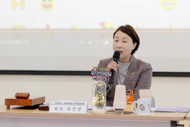 NSP통신-유진선 용인특례시의회 의장이 회의에서 발언하고 있다. (사진 = 용인특례시의회)