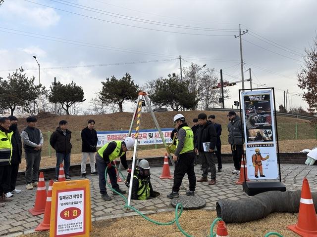 NSP통신-10일 하수과 및 우오수 관련 시공사 관계자가 참여한 가운데 밀폐공간작업 사고대응훈련이 진행되고 있는 모습. (사진 = 화성시)