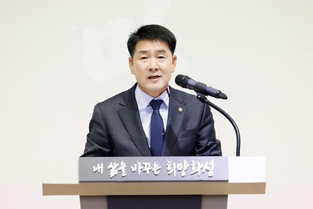 NSP통신-11일 배정수 화성시의회 의장이 새마을지도자대회에서 축사를 하고 있다. (사진 = 화성시의회)