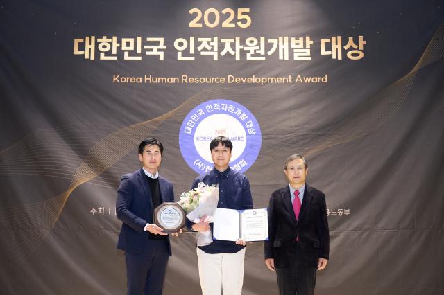 NSP통신-(가운데) 지마켓 박대원 People Growth 피플리더가 엄준하 한국HRD협회 이사장(오른쪽), 서지욱 LG CNS 리더십TF 팀장(왼쪽)과 함께 기념 촬영을 하고 있다. (사진 = 지마켓 제공)