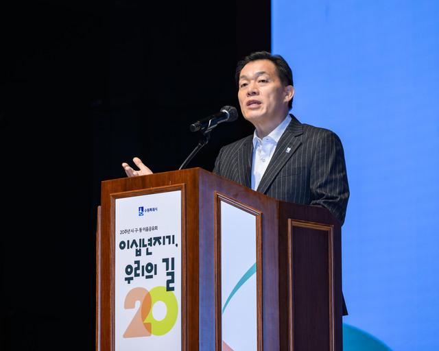 NSP통신-11일 이재준 수원시장이 기념사를 하는 모습. (사진 = 수원시)