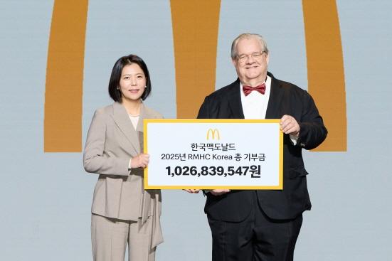NSP통신-한국맥도날드가 RMHC Korea에 약 10억2천만 원의 기부금을 11일 전달했다. (사진 = 한국맥도날드 제공)