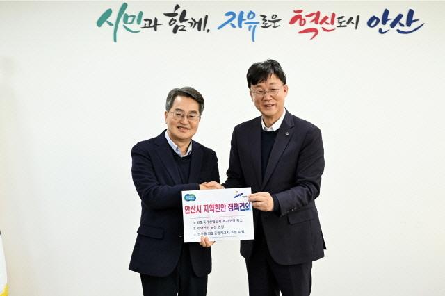 NSP통신-이민근 안산시장(오른쪽)이 11일 안산시청에서 경기도지사에게 안산시 지역현안 정책을 건의하고 있다. (사진 = 안산시)