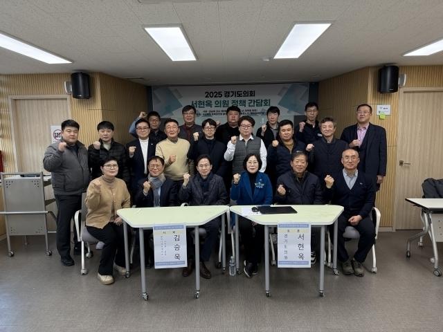 NSP통신-서현옥 경기도의원이 11일 평택시 공익지원센터 열린 2025 정책간담회 참석자들과 기념촬영을 하고 있다. (사진 = 경기도의회)