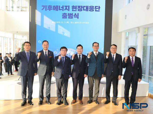 NSP통신-좌측 두번째 명현관 해남군수와 좌측 세번째 기후에너지환경부 김성환 장관 (사진 = 해남군)