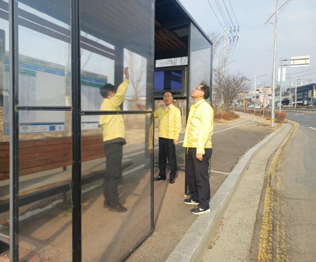 NSP통신-10일 시흥시는 겨울철 도로 안전과 보행자 보호로 시민들의 불편을 최소화하고자 미산동 입구 버스정류장 한파 저감시설(방풍시설)을 점검했다. (사진 = 시흥시)