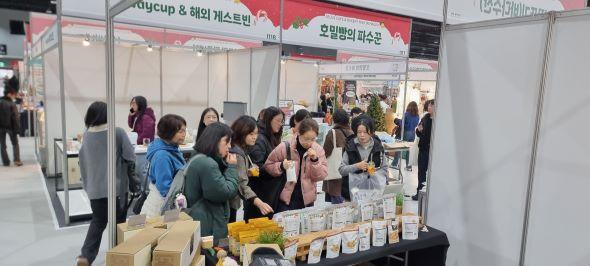 NSP통신-영주시 서울 카페&베이커리 페어서 지역 식품가치 확산에 나섰다, 서울 시민 지역 농산물 기반 제품 신뢰 직접 맛보니 만족도 높다. (사진 = 영주시)