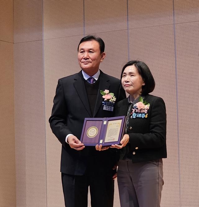 NSP통신-황세주 경기도의원이 한경국립대학교 경기공공 의과대학 설립을 위해 기여한 공로로 감사패를 받았다. 사진은 기념촬영 모습. (사진 = 경기도의회)