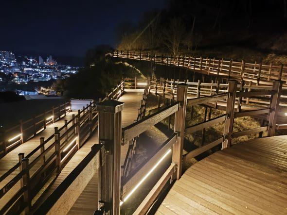 NSP통신-영주시 가흥공원 무장애 데크산책로 개방, 경관조명설치로 야간보행환경 갖춘 산책로 시민에 제공 (사진 = 영주시)