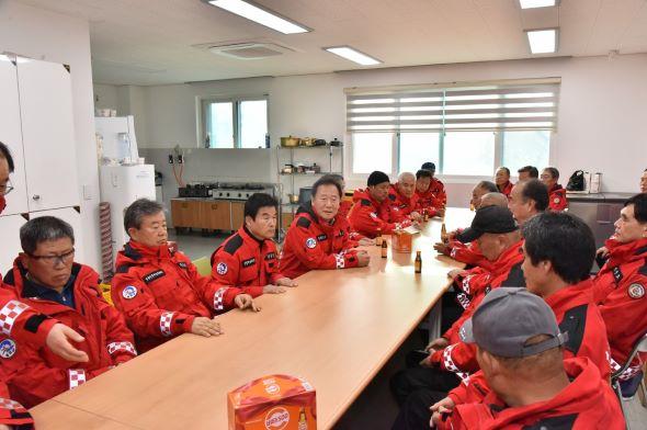 NSP통신-박현국 봉화군수 빈틈없는 산불대응태세 점검나서, 3개 산불대응센터 방문 진화대원 격려 (사진 = 봉화군)