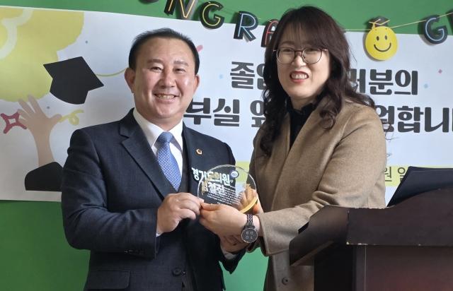 NSP통신-12일 김철진 경기도의원이 초지중학교 졸업식에서 학교 교육환경 개선에 기여한 공로를 인정받아 감사패를 수상후 기념 촬영을 하고 있다. (사진 = 경기도의회)