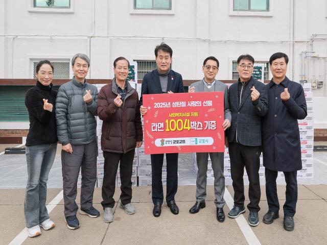 NSP통신-10일 군포교회에서 성탄절 및 연말을 맞아 라면 1004박스를 군포시에 기탁했다. (사진 = 군포시)