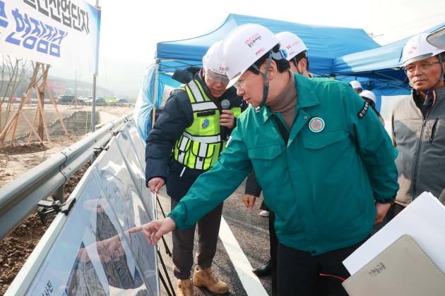 NSP통신-이상일 용인특례시장이 11일 용인반도체클러스터 산업단지 주출입도로 공사현장을 방문했다. (사진 = 용인특례시)