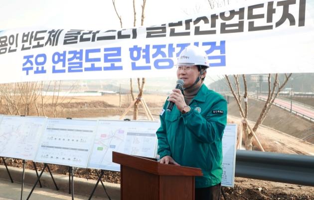 NSP통신-11일 용인반도체클러스터 산업단지 주출입도로 공사현장을 방문한 이상일 용인특례시장이 이야기하고 있다. (사진 = 용인특례시)