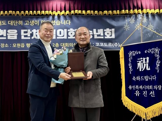 NSP통신-이영희 경기도의원이 지역 주민과 단체들로부터 공로패를 받고 있는 모습. (사진 = 경기도의회)