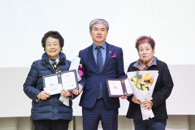 NSP통신-12일 제9회 보훈가족의날 행사에서 정구원 화성시 제1부시장(가운데)과 유공자들이 기념촬영을 하고 있다. (사진 = 화성시)