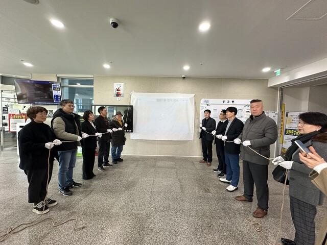 NSP통신-12일 배정수 화성시의회 의장(오른쪽 다섯번째)과 이재환 동탄7동장 등 주요내빈들이 제막식을 하고 있다. (사진 = 화성시)