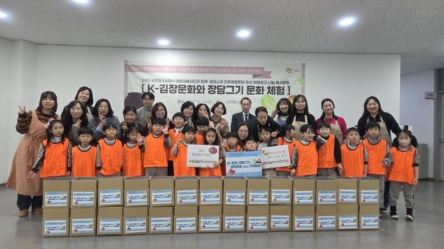 NSP통신-12일 호키즈팜(HO-KIDS FARM) 어린이봉사단이 지역사회에 나눔할 김장 김치를 직접 만들고 기념촬영을 하고 있다. (사진 = 화성시)