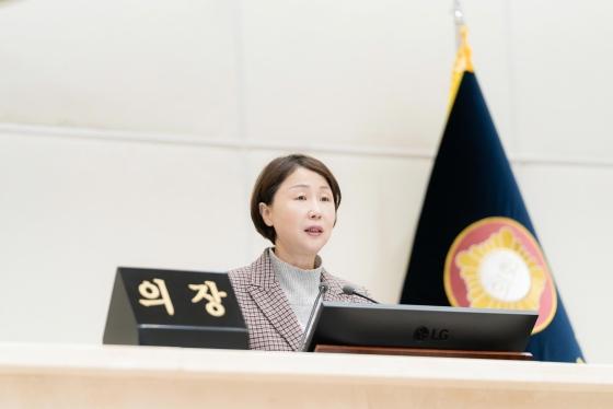 NSP통신-12일 본회의장에서 용인특례시의회는 본회의를 끝으로 33일간의 제297회 제2차 정례회 의사일정을 모두 마무리했다. 사진은 유진선 의장. (사진 = 용인특례시의회)