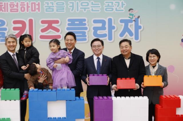 NSP통신-진교훈 서울 강서구청장(오른쪽 세 번째)이 12일 화곡로31나길 35에 들어선 서울키즈플라자 개관식에 참석해 키즈플라자 블록 조형물을 맞추는 개관 기념 퍼포먼스를 하고 있다. (사진 = 서울 강서구청.)