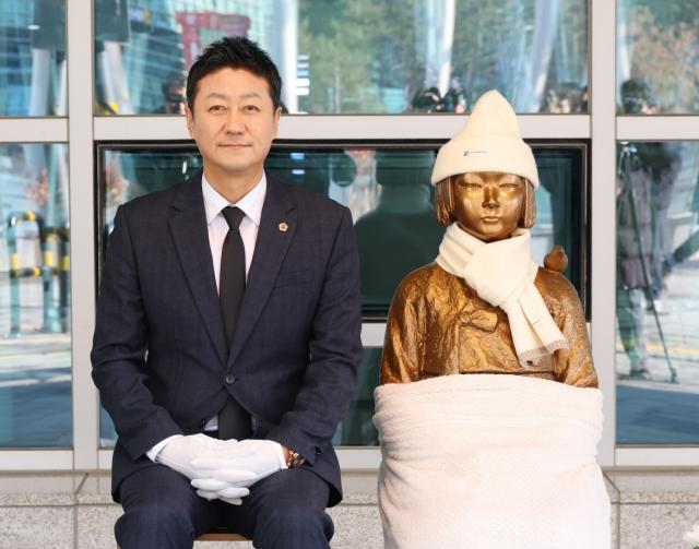 NSP통신-김진경 경기도의원이 12일 도의회에서 열린 평화의 소녀상 7주년 추모식에 참석해 기념 촬영을 하고 있다. (사진 = 경기도의회)